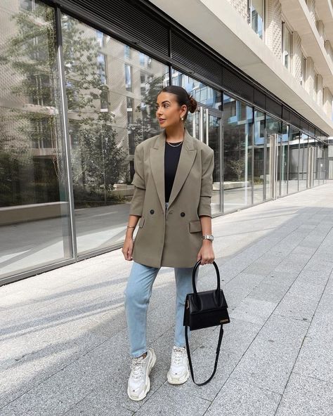 Khaki Blazer Outfit Women, Blazer And Sneakers Outfit, Khaki Blazer Outfit, Blazer Outfit Ideas For Women, Triple S Outfit, Summer Blazer Outfits, Green Blazer Outfit, Blazer Outfit Ideas, Khakis Outfit