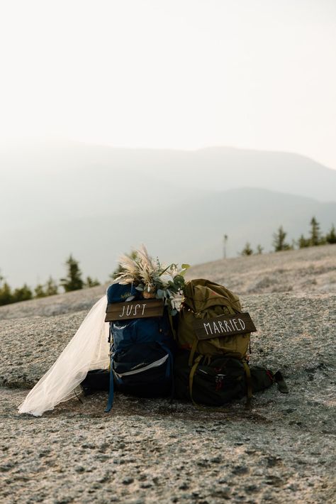 Hiking elopement backpacks with just married signs. Campervans, road trips and hiking are amazing activities to add to your adventure elopement. Toni and Dave did just that for their 2-day elopement weekend. Read more on the blog! Just Married Backpack Signs, Just Eloped Sign, Hiking Elopement Photos, Adventure Elopement Photography, Adventure Elopement Ideas, Hiking Elopement Weddings, Olympic National Park Elopement, Hikers Wedding, Elopement Ideas Mountain