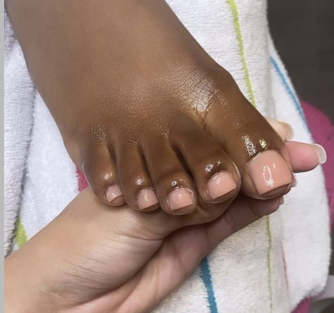 Beige Toe Nails, Brown Toe Nail Polish, Brown Pedicure Ideas, Nude Pedicure Toenails, Pedicure Black Women, Nude Toe Nails, Nude Pedicure, Toenail Color, Jennie Nails