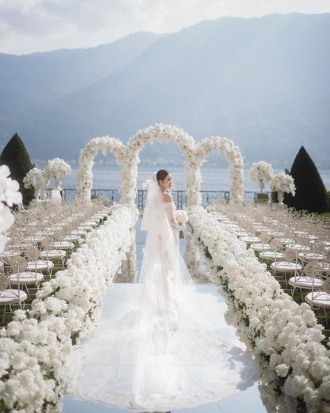 Floral Lined Aisle Wedding, Tall Vases Wedding Aisle, Aile Flowers Wedding, Modern White Wedding Ceremony, White Flowers Wedding Ceremony, White Flower Aisle, White Aisle Flowers, Wedding Aisle Design, Wedding Flower Arches