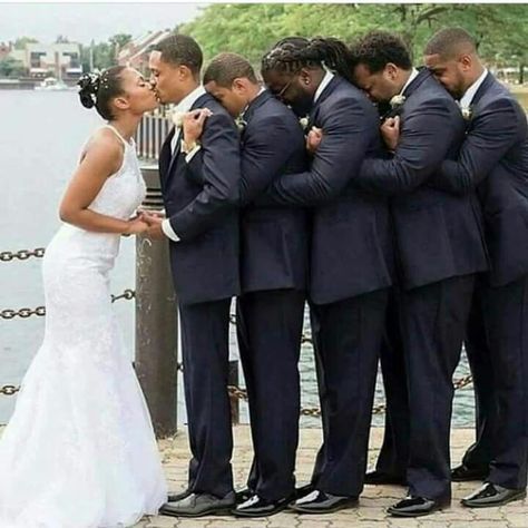 This man is paralyzed but his friends held him up to get married! Quotes Friendship, Human Kindness, Leyte, Touching Stories, Faith In Humanity Restored, Humanity Restored, Sweet Stories, Foto Poses, Cute Stories