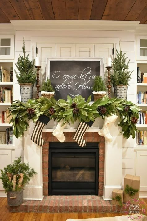 Beautiful DIY mantle decor with TV and without TV. Various examples to inspire you, including rustic, simple, cozy, farmhouse, with garland, lights, Christmas tree, ect. Pin it. #photoshoot #wallpaper #mantels #fake Smart Fireplace, Diy Christmas Mantel Decor, Diy Christmas Mantel, Rustic Christmas Decor Ideas, Diy Rustic Christmas, Natal Country, Fireplace Decorating, Christmas Mantles, Fireplace Christmas