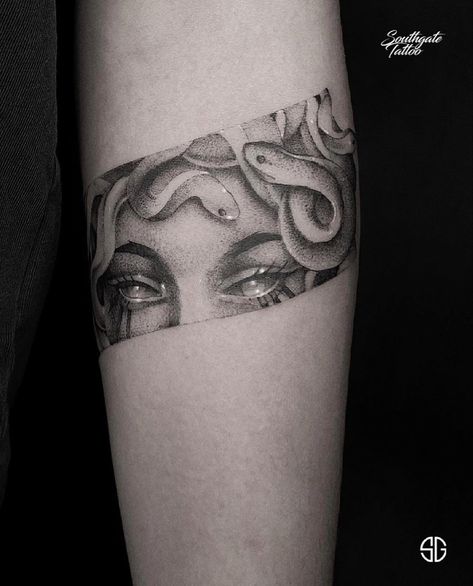 Medusa Band Tattoo, Half Medusa Tattoo, Mini Medusa Tattoo, Medusa Eyes Tattoo, Medusa Tattoo Design For Women, Powerful Women Tattoos Design, Unique Medusa Tattoo, Tattoo Medusa, Medusa Tattoo Design