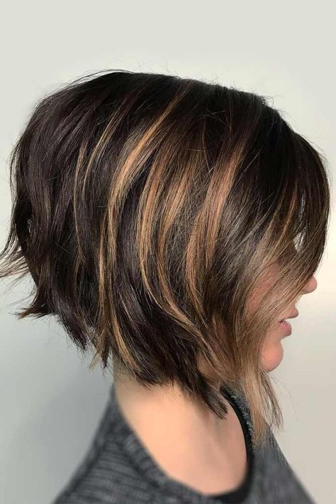 Inverted Bob Hairstyle #bobhaircuts #haircuts #invertedbob #shortbob #caramelhighlights Inverted Bob Hairstyles, Brunette Bob, Choppy Bob Haircuts, Kadeřnické Trendy, Textured Haircut, Polished Hair, Angled Bob, Inverted Bob, Short Bob Haircuts