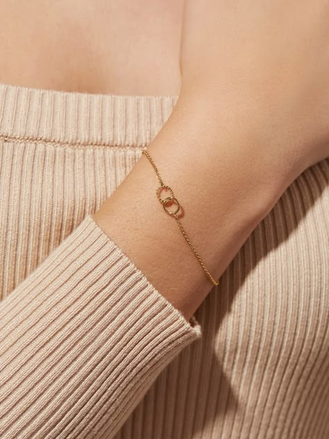 Aesthetic Gold Ring Designs, Aesthetic Breslet, Dainty Jewellery Aesthetic, Dainty Chain Bracelet, A Bracelet Gold, Simple Hand Bracelet, Dainty Silver Jewellery, Silver Chain Bracelet Women, Silver Bracelet Design For Women