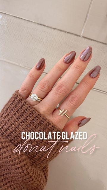 Chocolate Glazed Chrome Nails, Chocolate Glazed Donut Nails Coffin, September Nails Tan Skin, Chocolate Chrome Almond Nails, Toffe Chrome Nails, How To Chocolate Glazed Nails, Dark Brown Glazed Donut Nails, Hot Chocolate Chrome Nails, Chocolate Glazed Donut Nail Polish