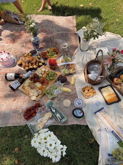 Charcuterie Picnic, Fairy Tea Parties, Fall Picnic, Fall Dates, Outdoor Dinner Parties, Picnic Inspiration, Dinner Party Summer, Picnic Birthday, Picnic Date