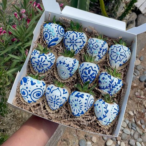 mexican talavera inspired ��☀️💙 - - - - - - #chocolatecoveredstrawberries #milkchocolate #cakepops #cakesicles #breakableheart #chocolatebreakableheart #talaveraberries #talaverastrawberries #talaveracake #talaveramexicana #smallbusiness #smallbusinessowner #supportsmallbusiness #talavera #mexican #talaveratreats #strawberries #smallbusiness #foryoupage #explore #explorepage #foryou #colormill #559 #559treats#reel#reelofinstagram Mexican Theme Dessert Ideas, Talavera Party Ideas, Candy Covered Strawberries, Hispanic Wedding, Mexican Fiesta Bridal Shower, Gourmet Candy Apples, Breakable Chocolate, Pink Snacks, Cake Pop Designs