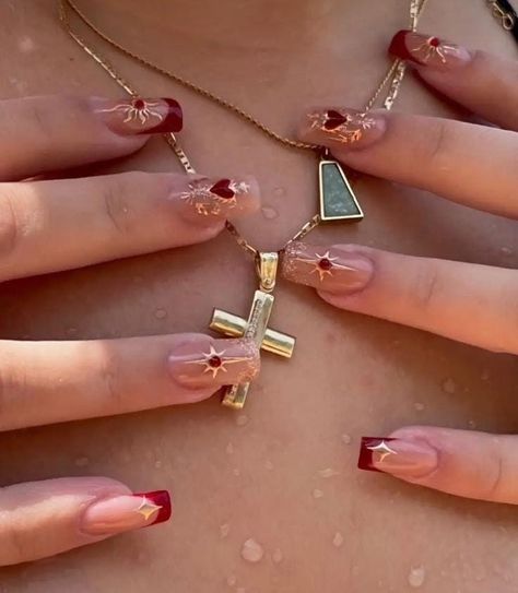 Natural Square Nails Design, Gold With Red Nails, Red Gold Nails Short, Red Nails Gold Design, Creative Red Nails, Short Square Red Nail Designs, Red And Gold Nails Square, Red Square Nail Designs, Nails Red Design Ideas