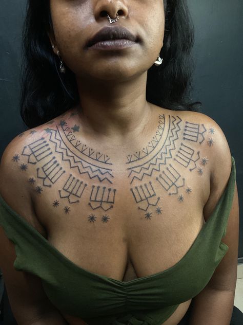 This piece of work is a memoir dedicated to the tradition of handpoked tattoos called ‘Godna’ prevalent in the social and cultural history of the Oraon tribes of Chhattisgarh, Jharkhand and Odisha in India. In order to show respect to the tradition this piece is handpoked traditionally with the use of modern equipments which are considered much more safer and hygienic in today’s time. A great tribute to the handpoke form of tattoos in tattoo culture. #traditionaltattoos #traditionalart #tattoo Cultural Tattoos Africa, Aztec Face Tattoo, Tribe Tattoos For Women, India Tattoo Traditional, South Asian Tattoo Design, Indian Tattoos For Women India, Choctaw Tattoo, Indian Traditional Tattoo, African Tribe Tattoo