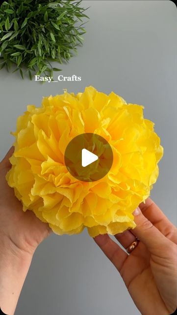 Paper Napkin Folding Ideas Easy, How To Make Flowers Out Of Paper, Easy Crafts With Paper, Diy Flowers Paper, Easy Flower Craft, Gift Ideas Craft, Tissue Paper Flowers Easy, Flower With Paper, Craft Gift Ideas