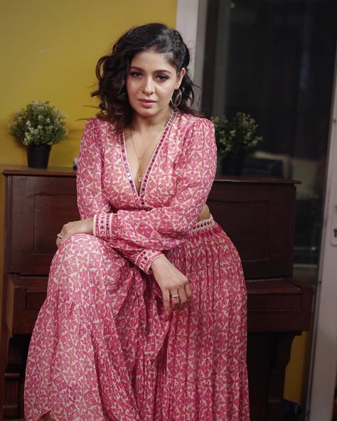 Sunidhi Chauhan, Height And Weight, The Age, Open Up, Indian Outfits, Bollywood Actress, Bra Sizes, Women's Blazer, Wrap Dress