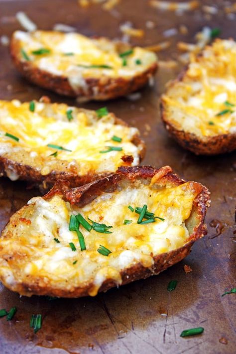 Fully Loaded Crispy Potato Skins with Cheese & Bacon - Tried and True Recipes Crispy Potato Skins, Baked Potato Skins, Potatoe Skins Recipe, Crispy Baked Potatoes, Stuffed Potatoes, Healthy Superbowl Snacks, Soup Appetizers, Moms Cooking, Homemade Seasonings