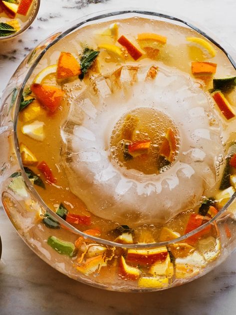 French 75 Punch Recipe | Epicurious Fish House Punch, Pomegranate Drinks, Alcoholic Punch Recipes, Champagne Punch, Batch Cocktails, Citrus Recipes, Spring Picnic, Champagne Cocktail, Punch Bowls