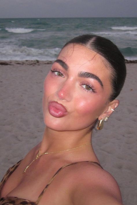 Beach Makeup Photoshoot, Havana Makeup Look, Summer Vacation Makeup Looks, Summer Vibes Makeup, Summer Vacation Makeup, Lake Day Makeup, Beach Glam Makeup, Summer Holiday Makeup, Makeup For Beach Day