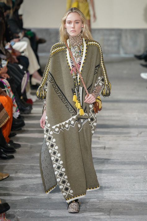 Etro Fall 2022 Ready-to-Wear Fashion Show Collection: See the complete Etro Fall 2022 Ready-to-Wear collection. Look 28 Goddess Outfit, Pre Fall Fashion, Holiday Clothes, Fall 2022, 가을 패션, Fashion Show Collection, Marchesa, Elie Saab, Carolina Herrera