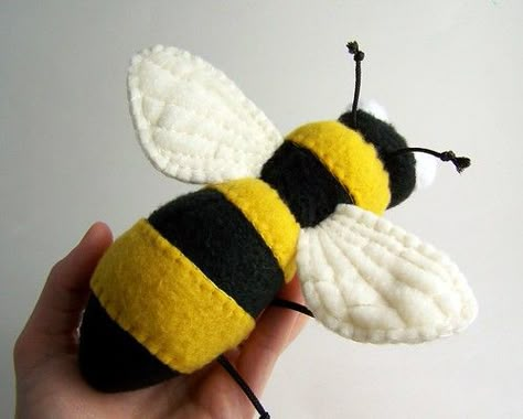 Bumble Bee Craft, Bee Hive Craft, Felt Craft Projects, Baby Mobil, Rabbit Soft Toy, Felt Crafts Patterns, Felt Crafts Christmas, Cute Sewing Projects, Felt Crafts Diy