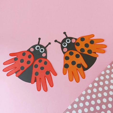 HOW TO MAKE 3D PAPER FLOWER BOUQUETS WITH VIDEO Ladybug Crafts, Suncatcher Craft, Preschool Arts And Crafts, Outdoor Crafts, Handprint Craft, Daycare Crafts, Handprint Art, Classroom Crafts, Camping Crafts