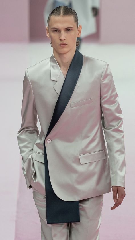 DIOR MEN by KIM JONES SPRING 2020 Look #46 Up Close Detail featuring VITALY LIPTSINSKI / PARIS FASHION WEEK Mens Coutour Fashion, Dior Men Suit, Blazer Runway, Dior Suit, Fashion Models Men, High Fashion Men, Dior Men, Kim Jones, Dress Suits For Men