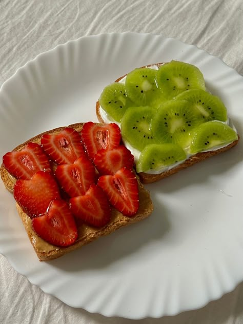 Strawberry Yogurt Toast, Kiwi Toast, Greek Yogurt Toast, Kiwi Breakfast, Desayunos Ideas, Kiwi And Strawberry, Toast With Honey, Strawberry Peanut Butter, Yogurt Toast