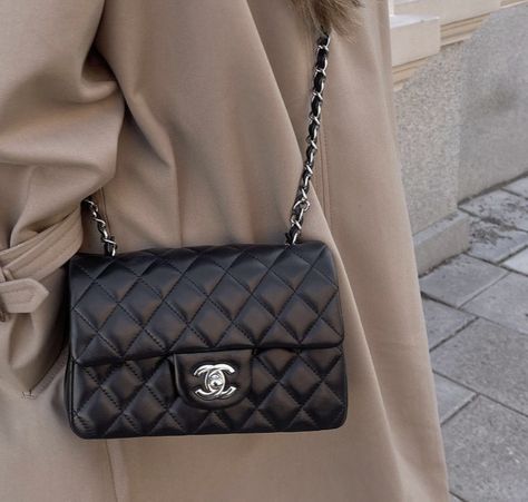 Chanel Black Classic Flap Outfit, Chanel Mini Classic Bag, Chanel Black Bag Outfit, Black Designer Bag Aesthetic, Chanel Mini Classic Flap, Classic Bags Woman, Chanel Aesthetic Bag, Chanel Mini Rectangular Outfit, Channel Classic Flap