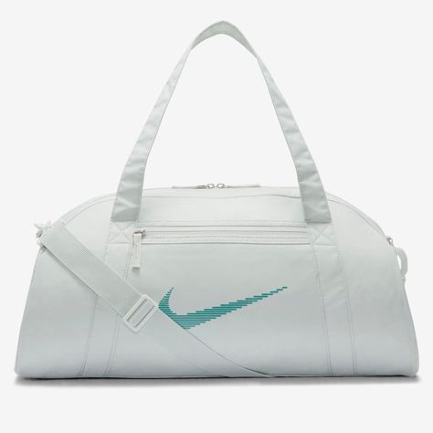 Bolsa Nike Gym Club Feminina-Seja qual for o seu objetivo fitness, deixe esta mochila ser sua companheira. Simples e elegante, a Mala Duffel Nike Gym Club tem espaço para guardar todos os itens essenciais sem o volume de uma m... Nike Gym Bag, Nike Duffle Bag, Mochila Nike, Gym Club, Art Activities For Toddlers, Coastal Beach House, Nike Bags, Volleyball Players, Bag Light