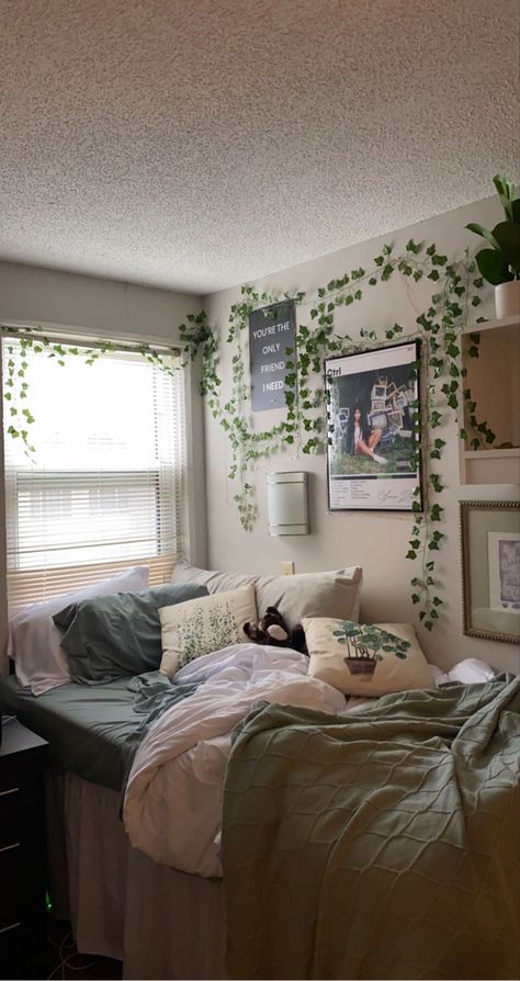 College Dorm Room Ideas Nature, Dorm Room Ideas Green And White, Olive Green Dorm Room, Dorm Room Ideas Earth Tones, Pink Green And White Dorm Room, Dorm Room Inspo Sage Green, College Dorm Room Ideas Luxury, Bookish Dorm Room, Green Boho Dorm Room