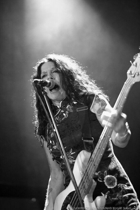 Concrete Blonde, Guitar Lovers, Bass Player, Alternative Rock, Music Theory, Classic Rock, Music Quotes, Bass Guitar, Violin