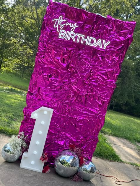 Foil Decorations Ideas, Photozone Ideas Party, Diy Backdrop Ideas On A Budget Birthday, Easy Birthday Backdrop Ideas, Dollar Tree Backdrop, Foil Background Photoshoot, Mylar Backdrop, Backdrop With Neon Sign, Diy Backdrop Ideas On A Budget