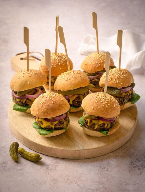 Mini Hamburger Sliders, Vegan Sliders, Mini Burgers Sliders, Cheese And Onion Pasty, Vegan Finger Foods, Yummy Sandwiches, Mini Burger Appetizers, Burger Party, Burger Mix