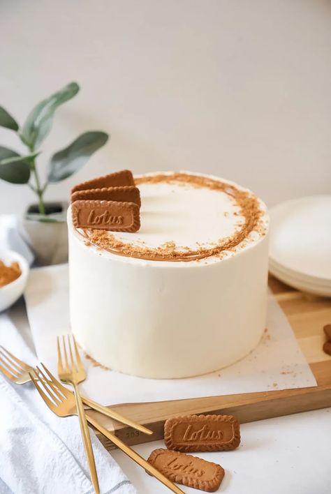 Cake Designs Inspiration, Biscoff Cake Aesthetic, Less Cream Cake Design, Biscoff Wedding Cake, Lotus Biscoff Cake Recipe, Biscoff Cake Design, Bischoff Cake, Lotus Biscoff Cake Design, Fine Go Cake