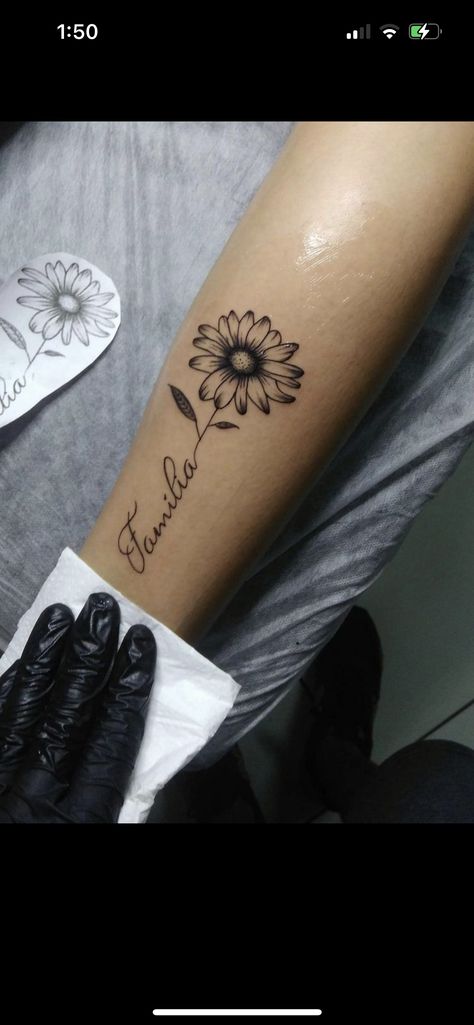 Daisy Tattoo With Name In Stem, Sunflower Name Tattoo, Sunflower Tattoo Design For Women, Side Calf Tattoos For Women, Sunflower Tattoo Simple, Daisy Tattoo Designs, Tato Suku, Rose Tattoos For Women, Flower Wrist Tattoos