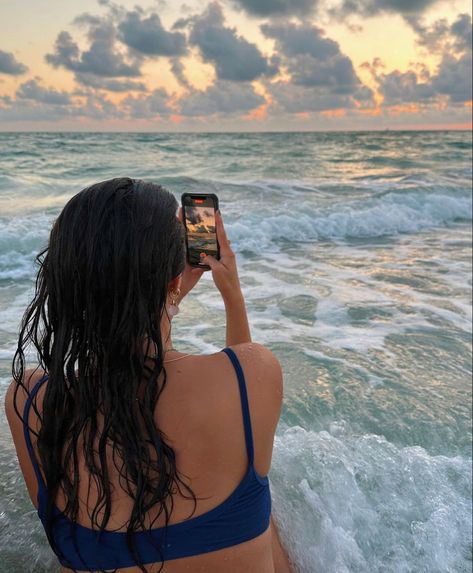 Beach Photography Poses Women, Bora Bora Aesthetic, Beach Pics Ideas, Beach Girl Aesthetic, Summer Picture Poses, Shotting Photo, Summer Goals, Foto Poses, Vacation Pictures