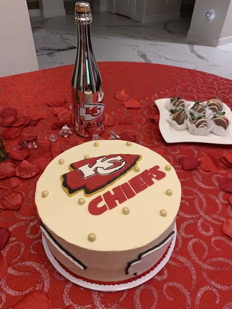 Kansas City Chiefs Cake Ideas, Kc Chiefs Cake Ideas, Kc Chiefs Cake, Kansas City Chiefs Cake, Chiefs Food, Frosting For White Cake, Superbowl Cake, White Frosting, Bowl Cake