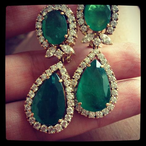 Diamond Earrings Indian, Modern Indian Wedding, Emerald Diamond Earrings, Necklace Outfit, Diamond Necklace Designs, Earrings Indian, Diamond Jewelry Designs, Jewelry Accessories Ideas, Jewelry Design Earrings