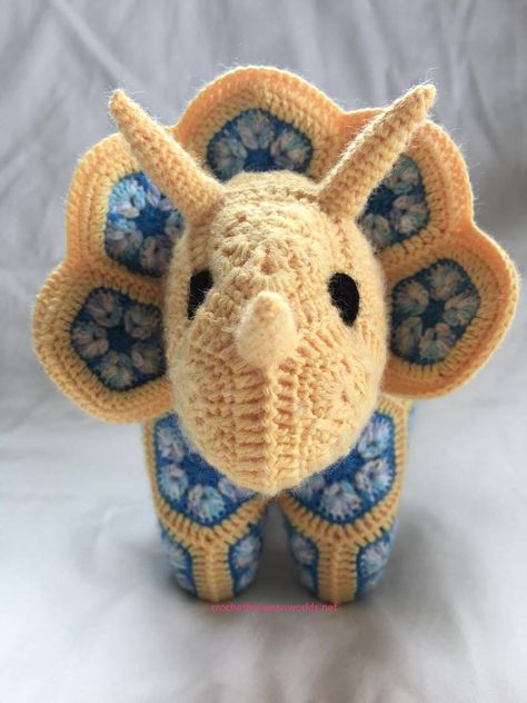 A shared blog about crochet, crafts, recipes, patterns and life in Germany and Australia Crochet Hexagon Triceratops, Crochet Hexagon Dinosaur, Crochet African Flower Dinosaur, Crochet African Flowers Animal, Crochet Hexagon Animals, African Flower Amigurumi, African Flower Crochet Animals Pattern, African Flower Crochet Triceratops Free Pattern, Plod The African Flower Triceratops