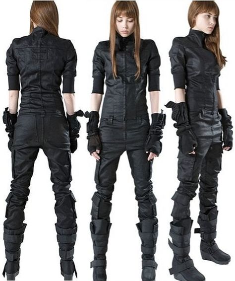 Techwear cyberpunk upper class.  There @demobaza clothing is fabulously awesome. It might be pricey but I am sure you get top of the line… Cyberpunk Fashion Women, Techwear Cyberpunk, Cyberpunk Clothes, Apocalyptic Fashion, Black Clothes, Leder Outfits, Cyberpunk Fashion, Black Outfits, Futuristic Fashion