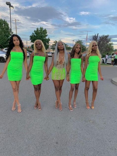 Matching Dinner Outfits For Friends, Birthday Outfit With Friends, 17th Birthday Dinner Outfit, Matching Birthday Outfits Squad, Birthday Dinner Color Theme Outfits Group, Friend Group Outfits, Birthday Matching Outfits Friends, Birthday Group Outfits, Birthday Outfits Black