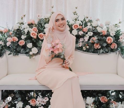 Dahlia Rizal, Pelamin Tunang, Pelamin Cantik, Malay Wedding Dress, Malaysian Wedding, Muslim Wedding Photos, Nikah Outfit, Muslim Wedding Photography, Wedding Stage Backdrop