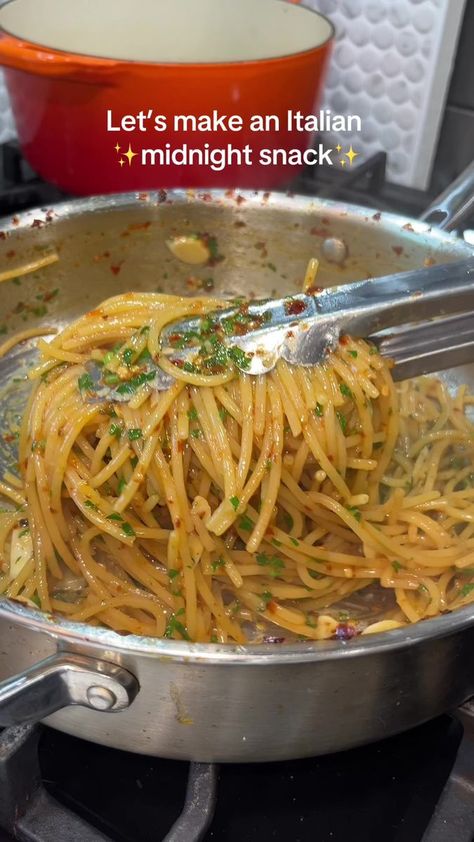 35K views · 688 reactions | No better late night 'snack' than aglio e olio 🍝 (heresyourbite/IG) | GrowingUpItalian | Mama Cass · Make Your Own Kind Of Music Late Night Food Ideas Easy Recipes, Late Night Snack Recipes, Aglio E Olio Recipe, Pasta Aglio E Olio, Quick Pasta Recipes, Aglio E Olio, Pasta Water, Olive Oil Garlic, Mediterranean Diet Plan