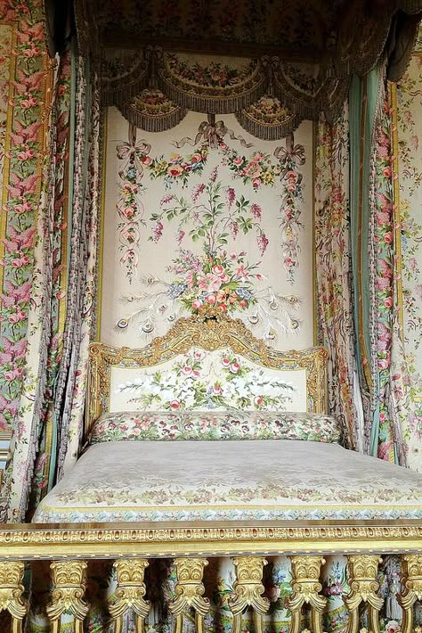 Marie Antoinette's bed, Palace of Versailles by erikau, via Flickr Ornate Bed, Bed Crown, Chateau Versailles, Queen Of France, Versailles France, Palace Of Versailles, Canopy Bed, Beautiful Bedrooms, Louis Xvi