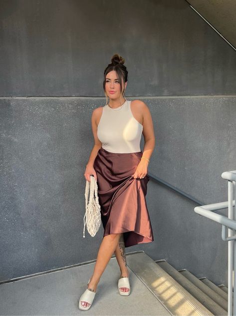 Wine Tasting Outfit Summer, Winery Outfit Summer, Winery Outfit, Wedding Outfit Ideas, Wine Tasting Outfit, Wineries Outfit, Satin Slip Skirt, Chic Summer Style, Cool Summer Outfits