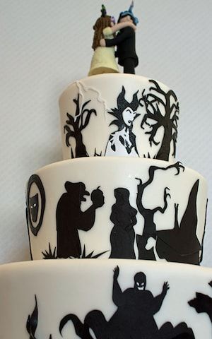 Disney Villains Cake Ideas, Villain Wedding, 50th Birthday Surprise, Cakes Disney, Cake Chart, Dq Cakes, Villains Party, Disney Wedding Cake, Silhouette Cake