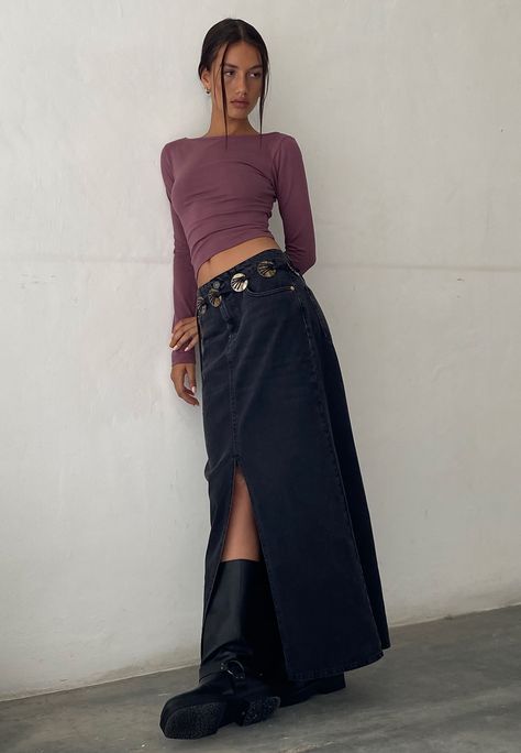 Modern Y2k Outfits Street Styles, Cooler Style, Skandinavian Fashion, Maxi Skirt Outfits, Denim Maxi, Christy Turlington, Denim Maxi Skirt, Stil Inspiration, Looks Street Style