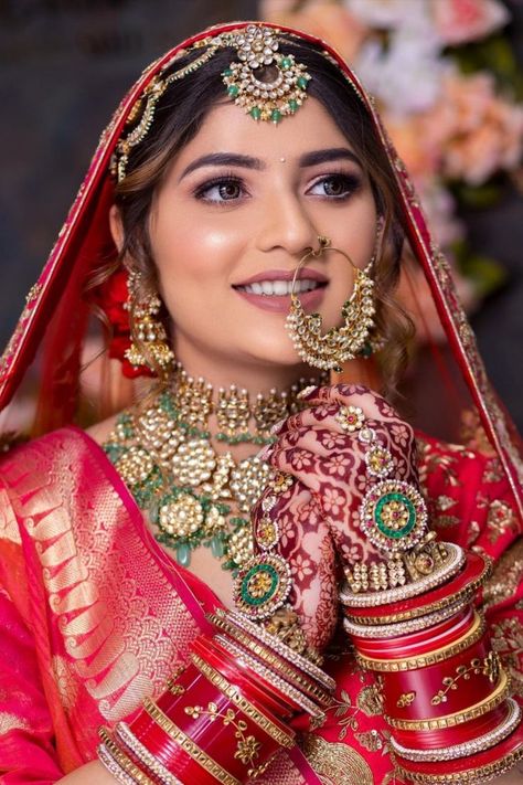 Bridal Lehenga Indian, Latest Bridal Makeup, Beautiful Bridal Makeup, Best Indian Wedding Dresses, Lehenga Indian, Smokey Makeup, Indian Bride Photography Poses, Doing Makeup, Different Face Shapes