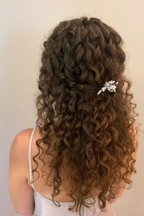 That curly wedding hair feels perfect for the bride-to-be with textured hair. I enjoy photographing this look for wedding day photos. Keep that to your hair ideas. Curly Hair Bride Wedding Day, Long Curly Wedding Hair, Wedding Day Photos, Curly Wedding Hair, Bridal Hair Inspiration, Hairstyle Inspo, Wedding Hairstyle, Bridal Beauty, Chic Wedding