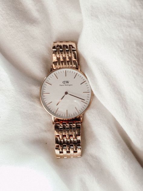 How To Style Watch With Bracelets, Gold Watch With Bracelets Women, Aesthetic Watch For Women, Wedding Watch For Bride, Watch Gold Women's, Watch With Bracelets Women, Aesthetic Watches For Women, Gold Watch Aesthetic, Classic Watches Women