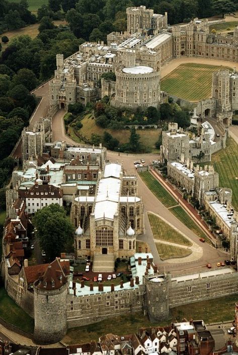 Windsor Castle Interior, Windsor Uk, Windsor Palace, British Castles, Chateau Medieval, Round Tower, English Castles, Castle Mansion, Royal Castles