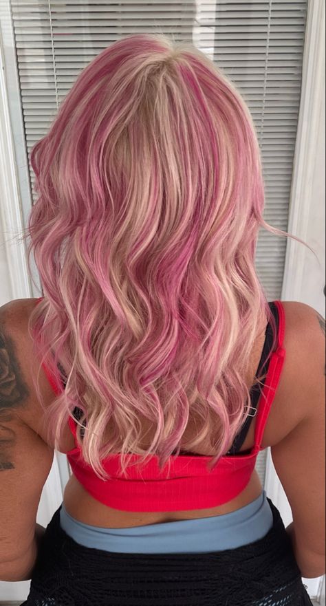 Blonde Hair With Hot Pink Highlights, Hot Pink Highlights In Blonde Hair, Hot Pink And Blonde Hair, Pink Lowlights, Blonde With Pink Highlights, Hair Streaks Blonde, Hot Pink Highlights, Hair Colour Inspo, Pretty Haircut