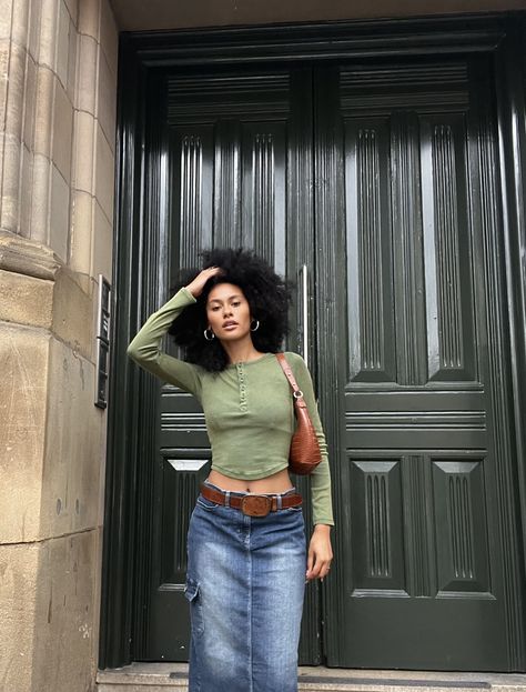 Skirts With Belts Outfits, Urban Outfits Black Woman, Fall Knee Length Skirt Outfits, Denim Skirt Black Women, Knee Length Skirt Outfit Aesthetic, Outfit With Brown Bag, Brown And Denim Outfit, Brown Belt Outfit Women, Knee Length Denim Skirt Outfit